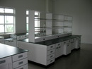 中央實驗桌及藥品櫃